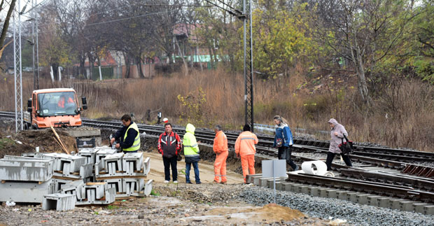 Да би стигли до школе, отишли у дом здравља или набавку, деценијама прелазе пругу: Траже подземни пролаз или асфалтирање, надлежни их упућују на 400 метара дуже пешачење